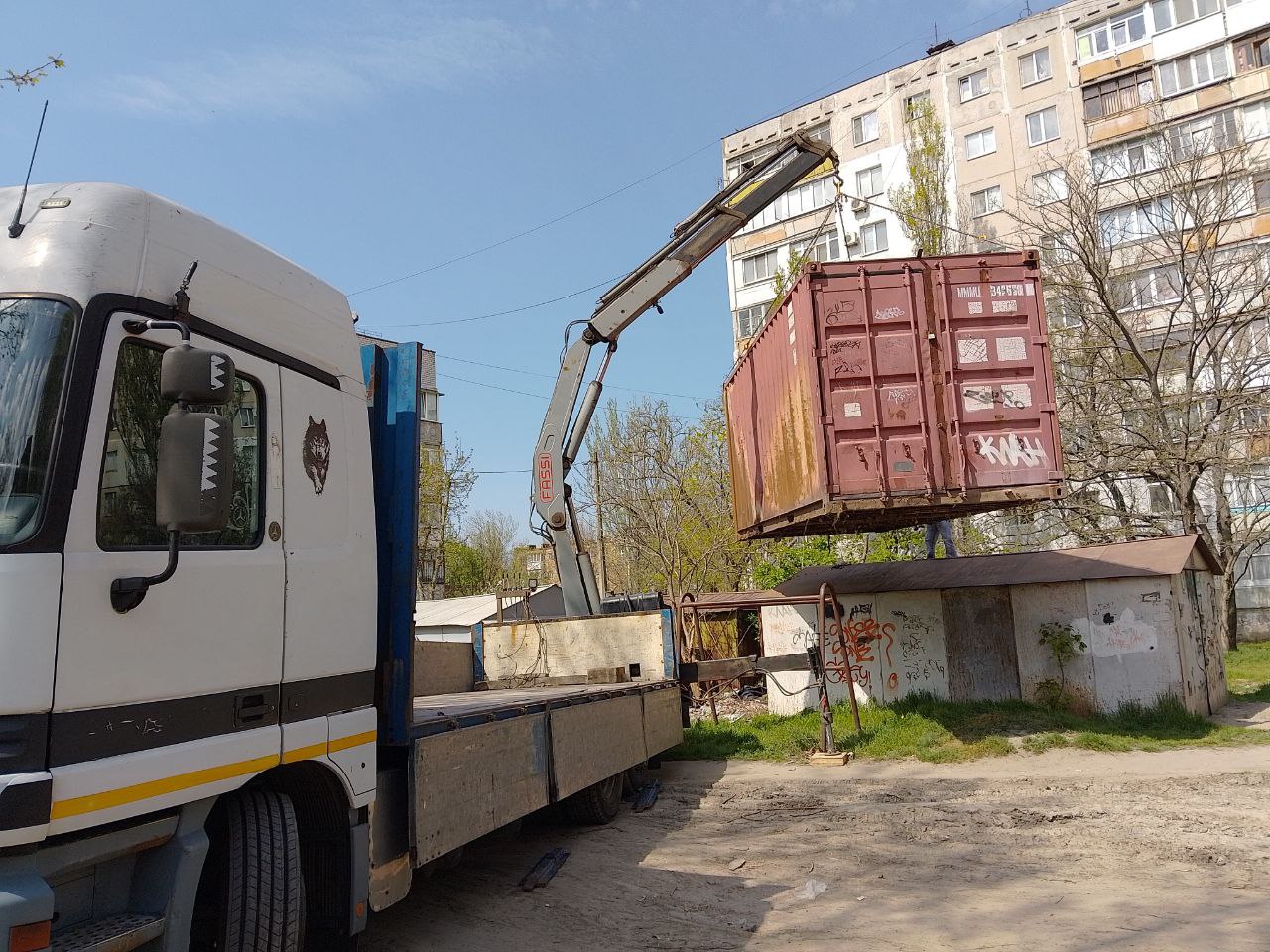 Кран-маніпулятор в роботі